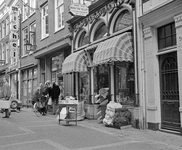 62821 Gezicht op de voorgevels van de panden Lijnmarkt 48 (Magazijn de Vlijt) -lager te Utrecht.